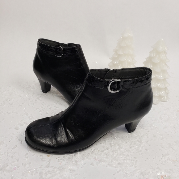 A2 by AEROSOLES Game Play Black Ankle Boot 6M - Picture 1 of 8